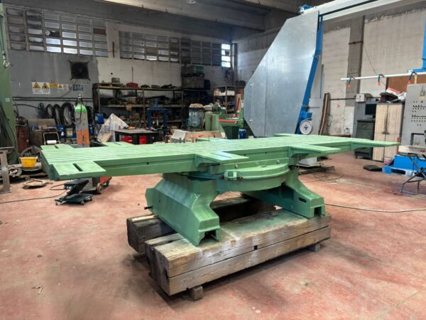 Bridge saw rotating table