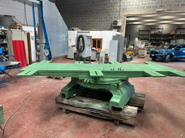 Bridge saw rotating table