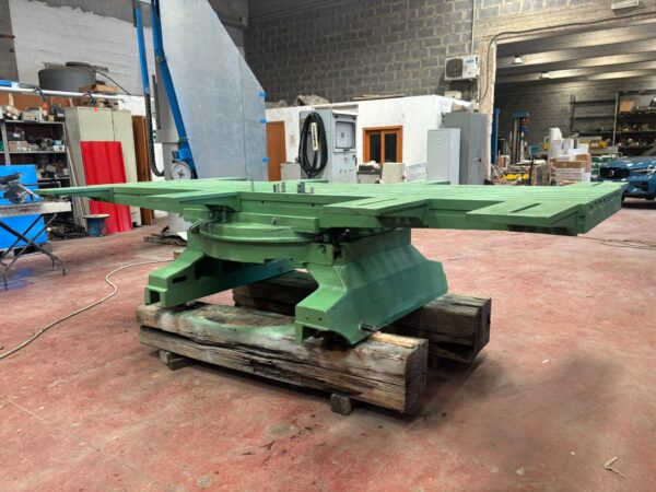 Bridge saw rotating table