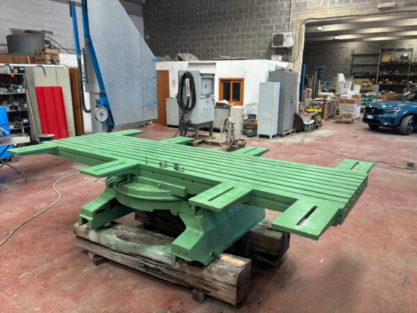 Bridge saw rotating table